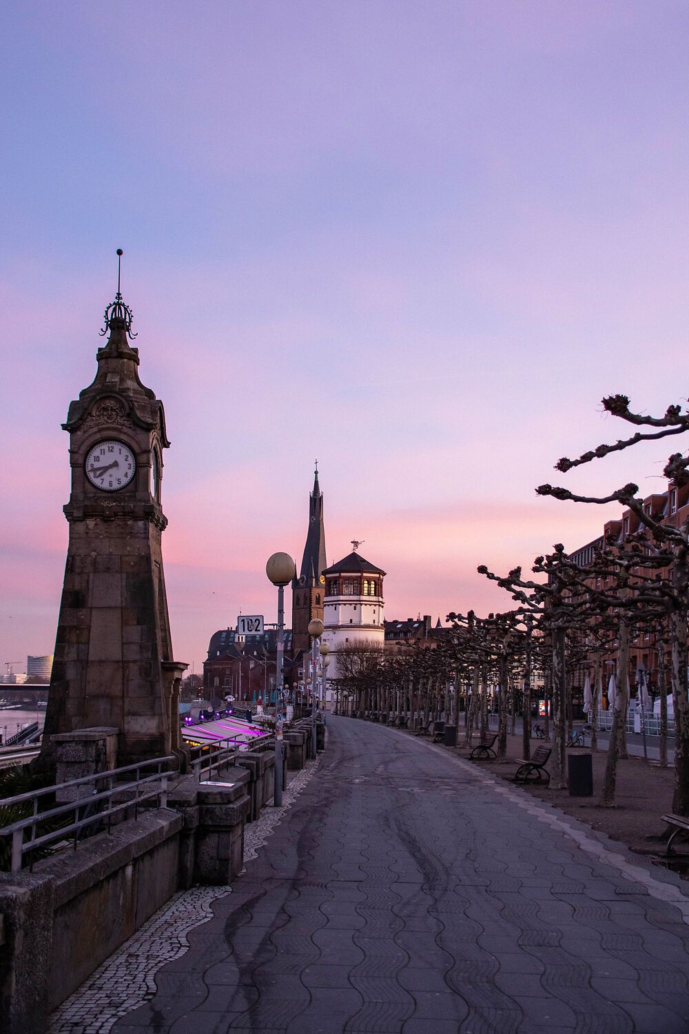 Rijnpromenade in Düsseldorf bij zonsondergang.