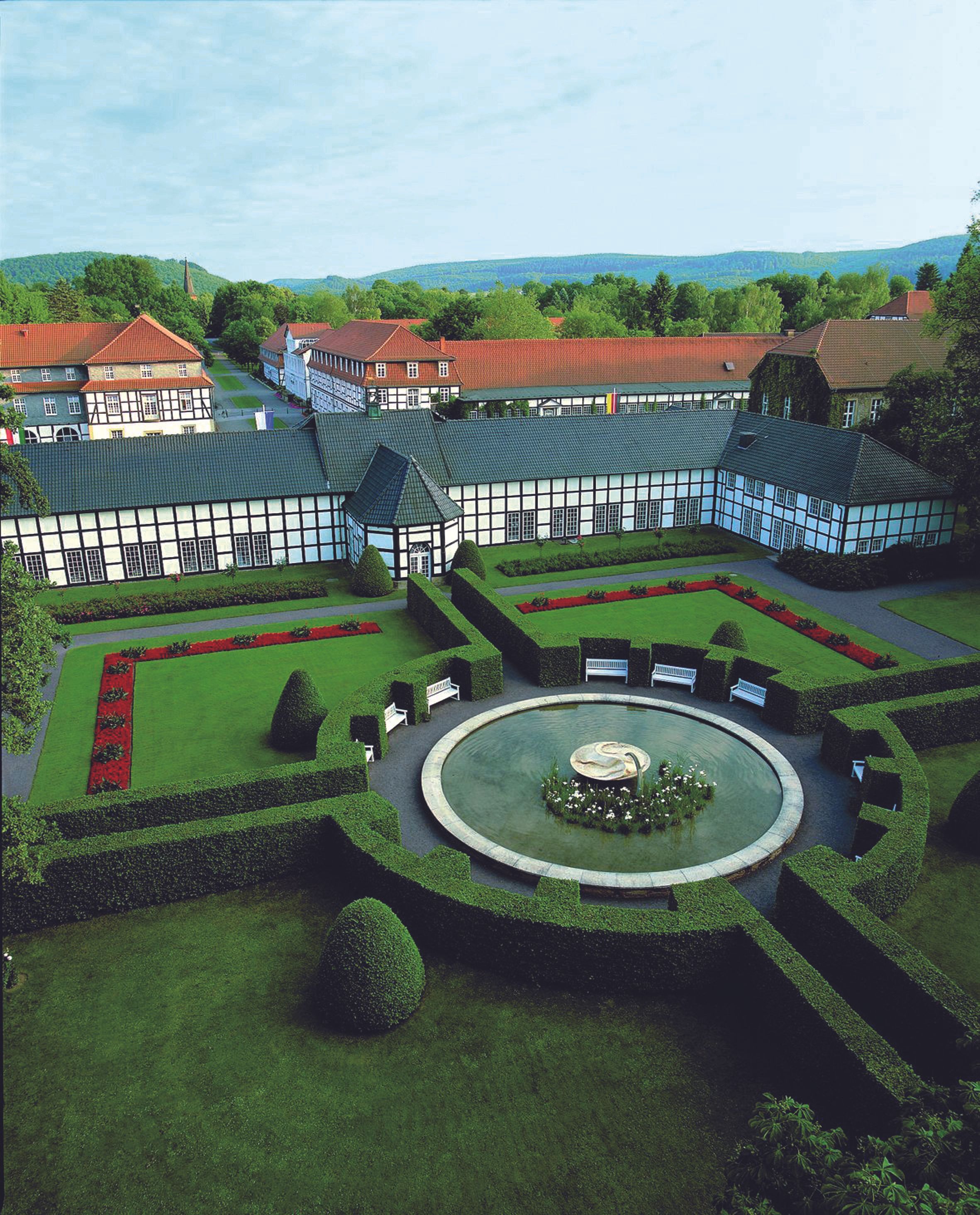 De haagtuin met Ying-Yang waterpartij van de Britse beeldhouwer Angela Conner is een van de vele attracties in het Gräflicher Park Bad Driburg.