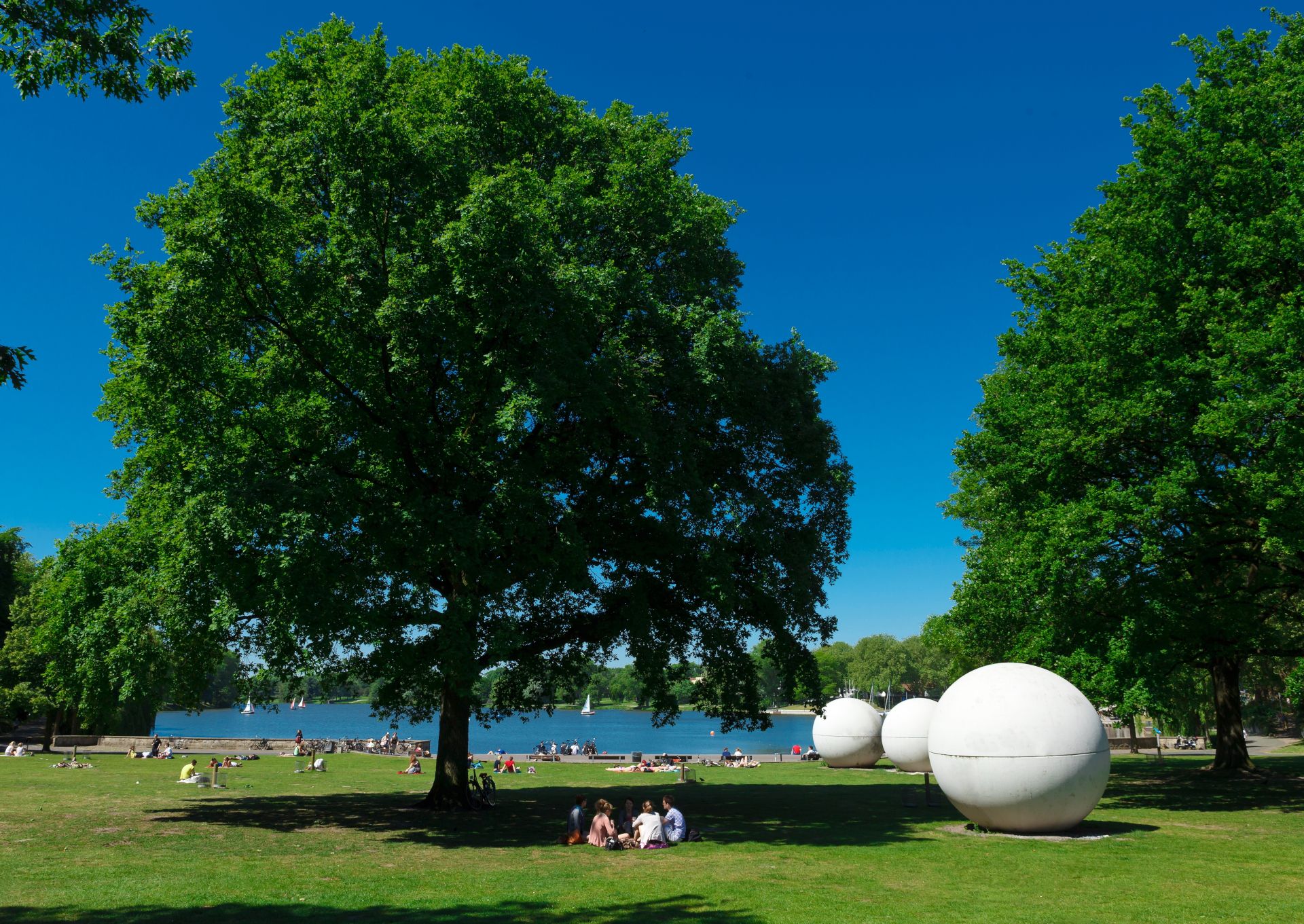 Naast de "Giant Pool Balls" van Claes Oldenburg is een picknick bij de Aasee twee keer zo leuk