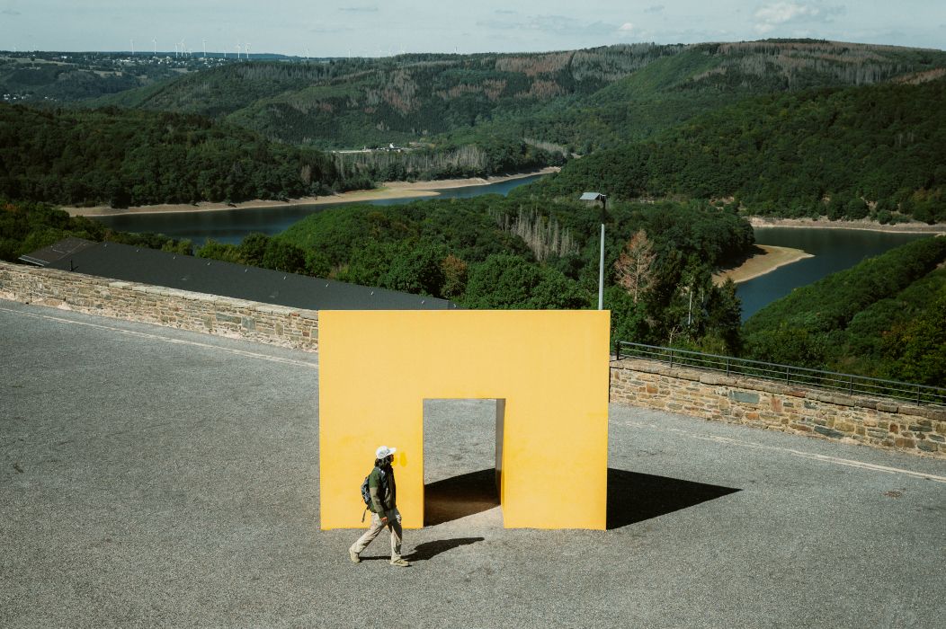 Het ontwerpbureau Büro Müller-Rieger bouwt een brug naar de toekomst met gele wegwijzers op het IP-terrein Vogelsang. Een grote poort maakt er deel van uit
