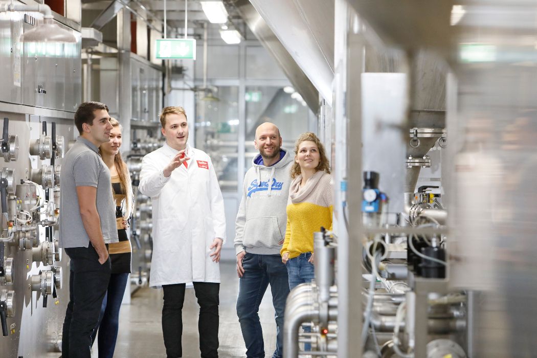 Tijdens een rondleiding door de König brouwerij leren deelnemers meer over het productieproces van bier en de traditionele kunst van het brouwen.