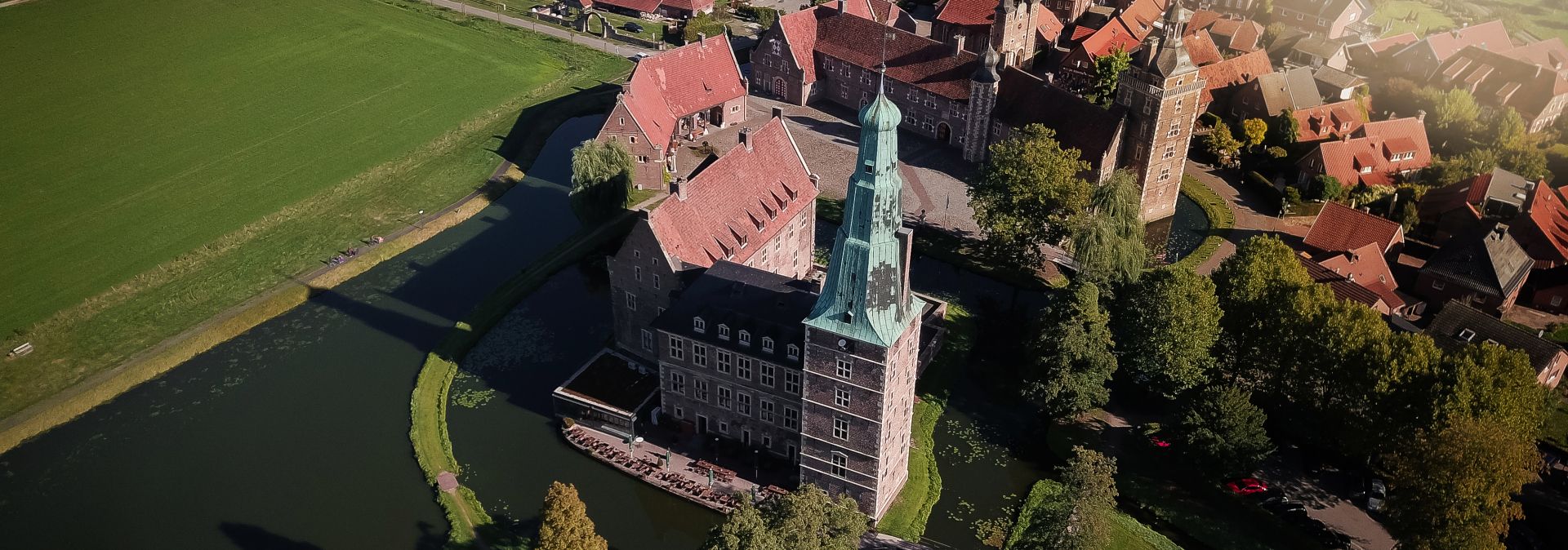 Kasteel Raesfeld bestaat uit een kapel, een burcht en een hoofdburcht. Het kasteelcomplex is omgeven door een historische vrijheid, d.w.z. een kleine stad