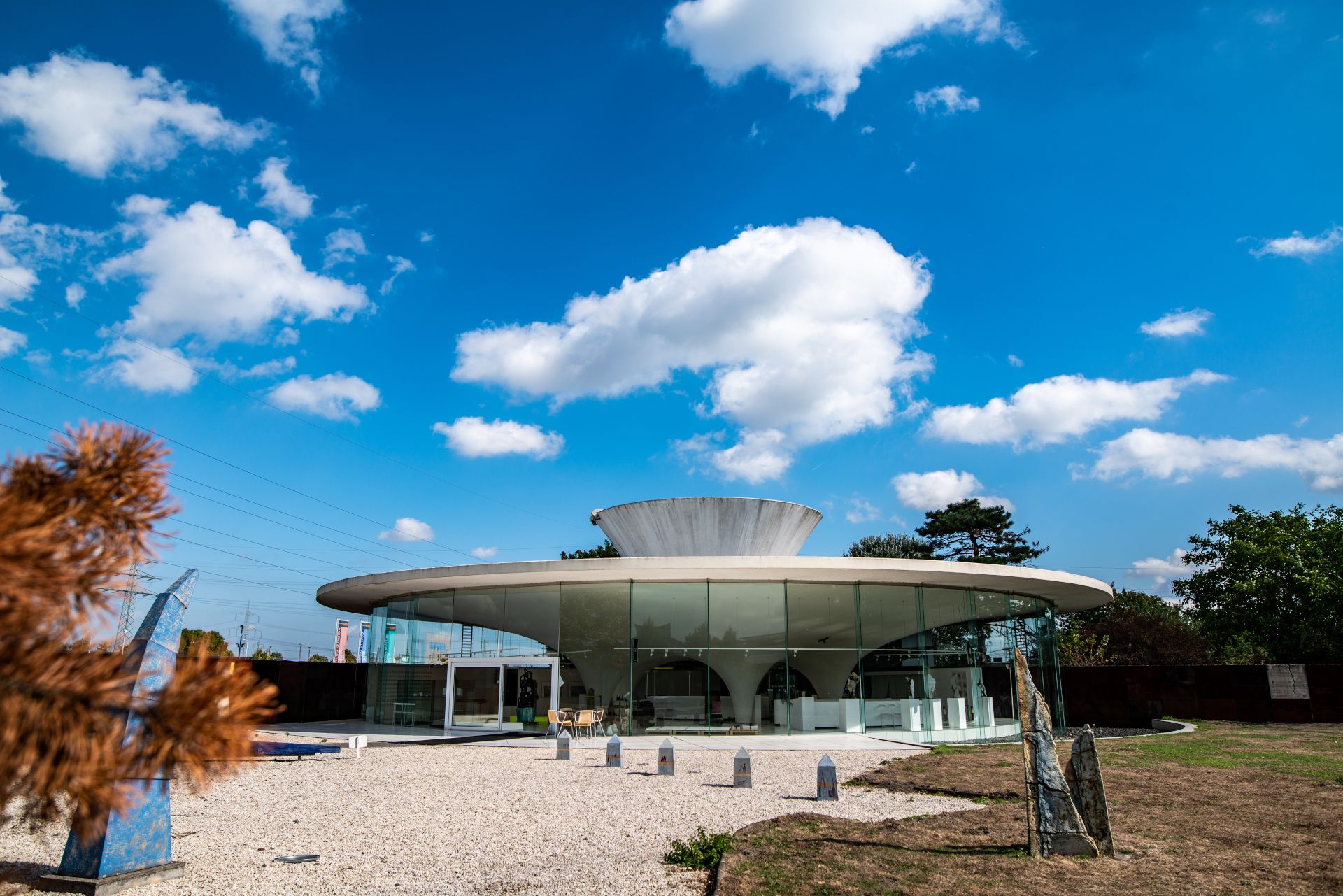 Het silhouet van de KERAMION lijkt op de vorm van een pottenbakkersschijf