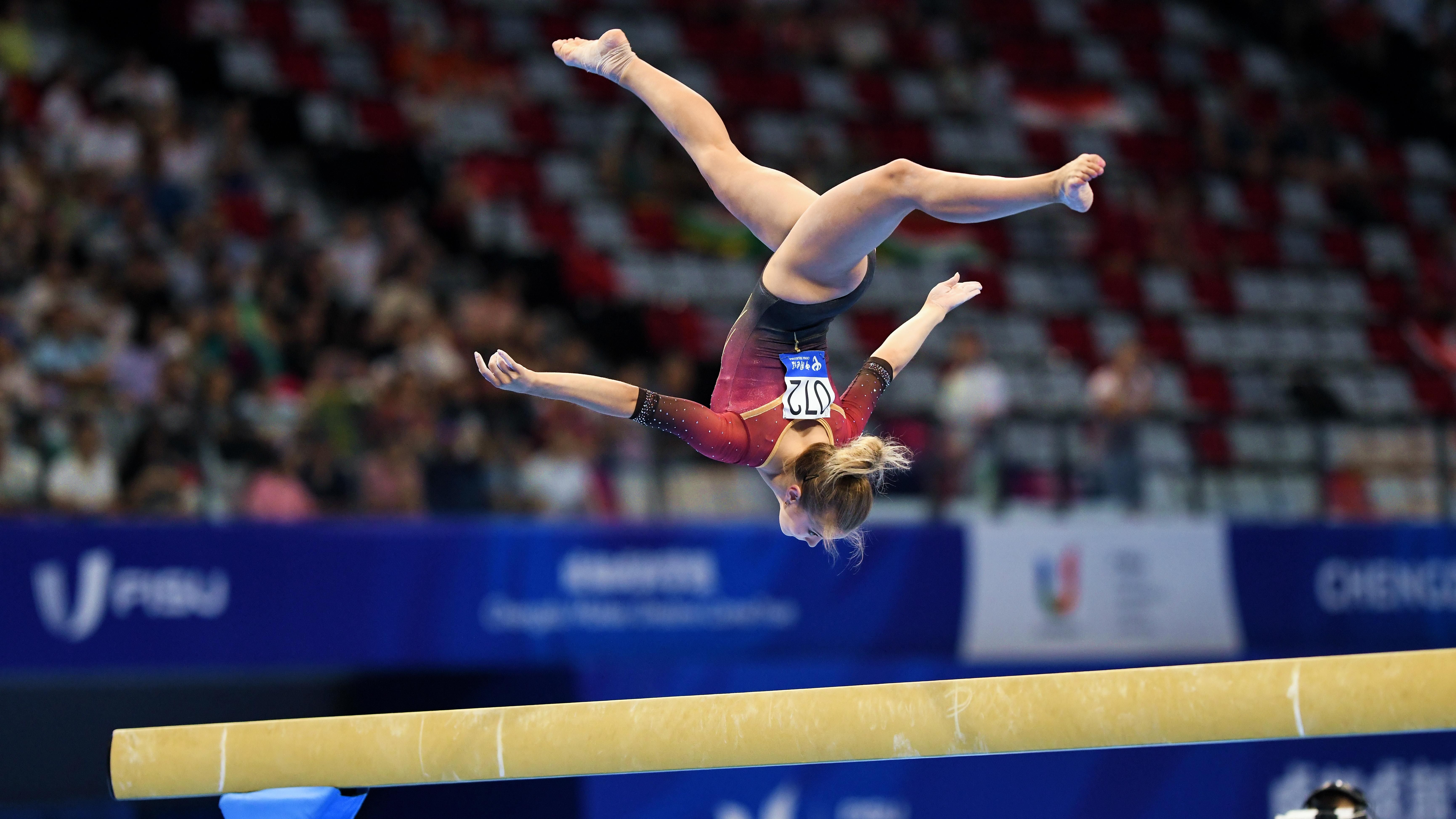Artistieke gymnastiek aan de rekstok op de FISU Wereld Universiteitsspelen