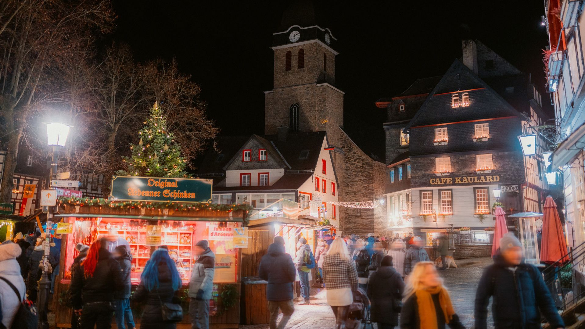 Kerstmarkt op het marktplein in Monschau 