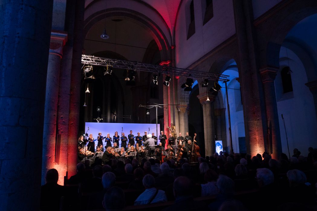 De Rheinische Kantorei treedt op bij kaarslicht in de abdij van Knechtsteden
