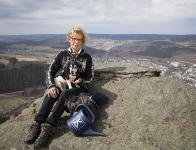 Gudrun Hagemeister met hond Jule op de top van de Olsberg, © Ralph Sondermann, Tourismus NRW e.V.