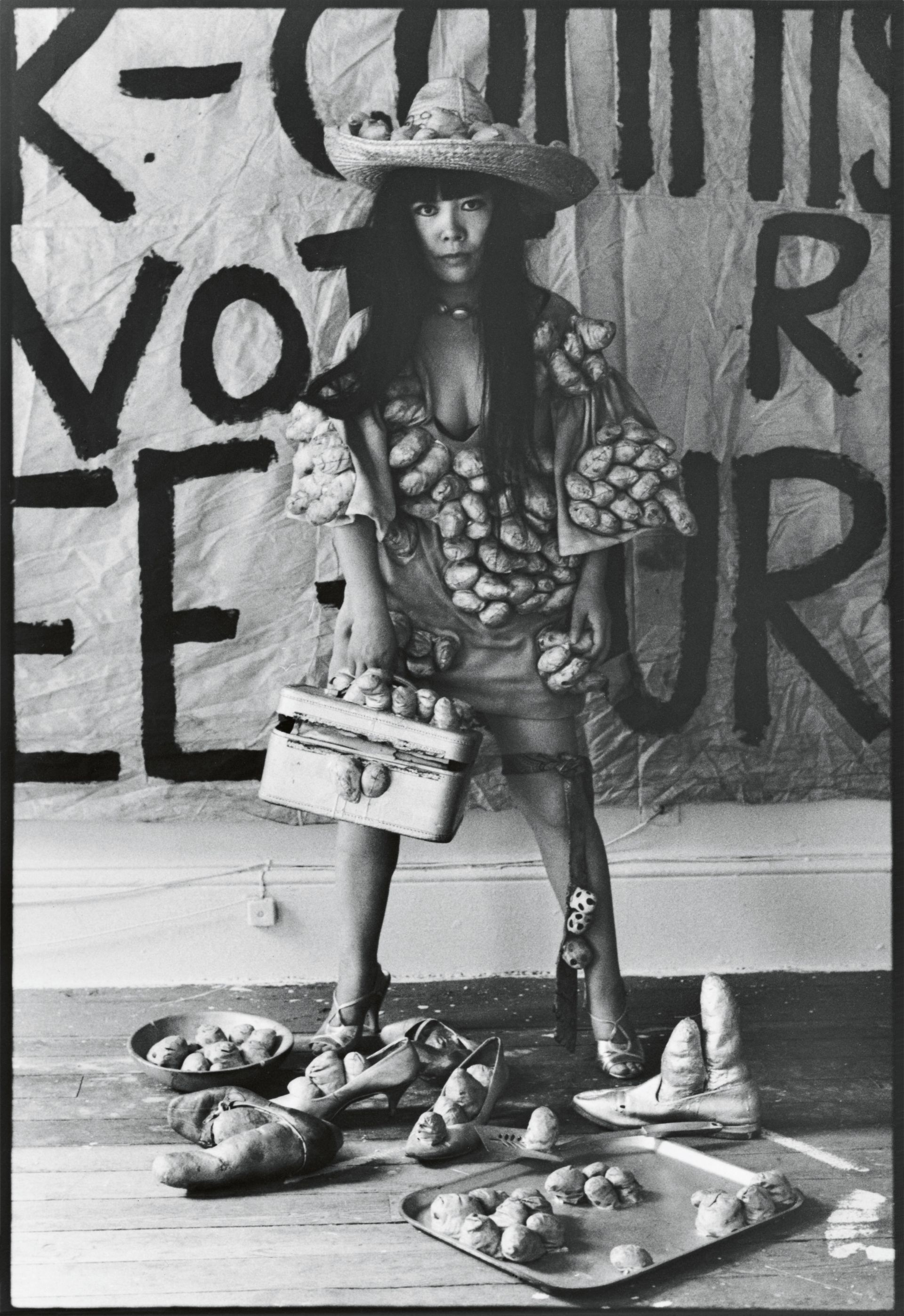 Yayoi Kusama in untitled (jurk) met haar fallische sculpturen in haar studio in New York, 1971