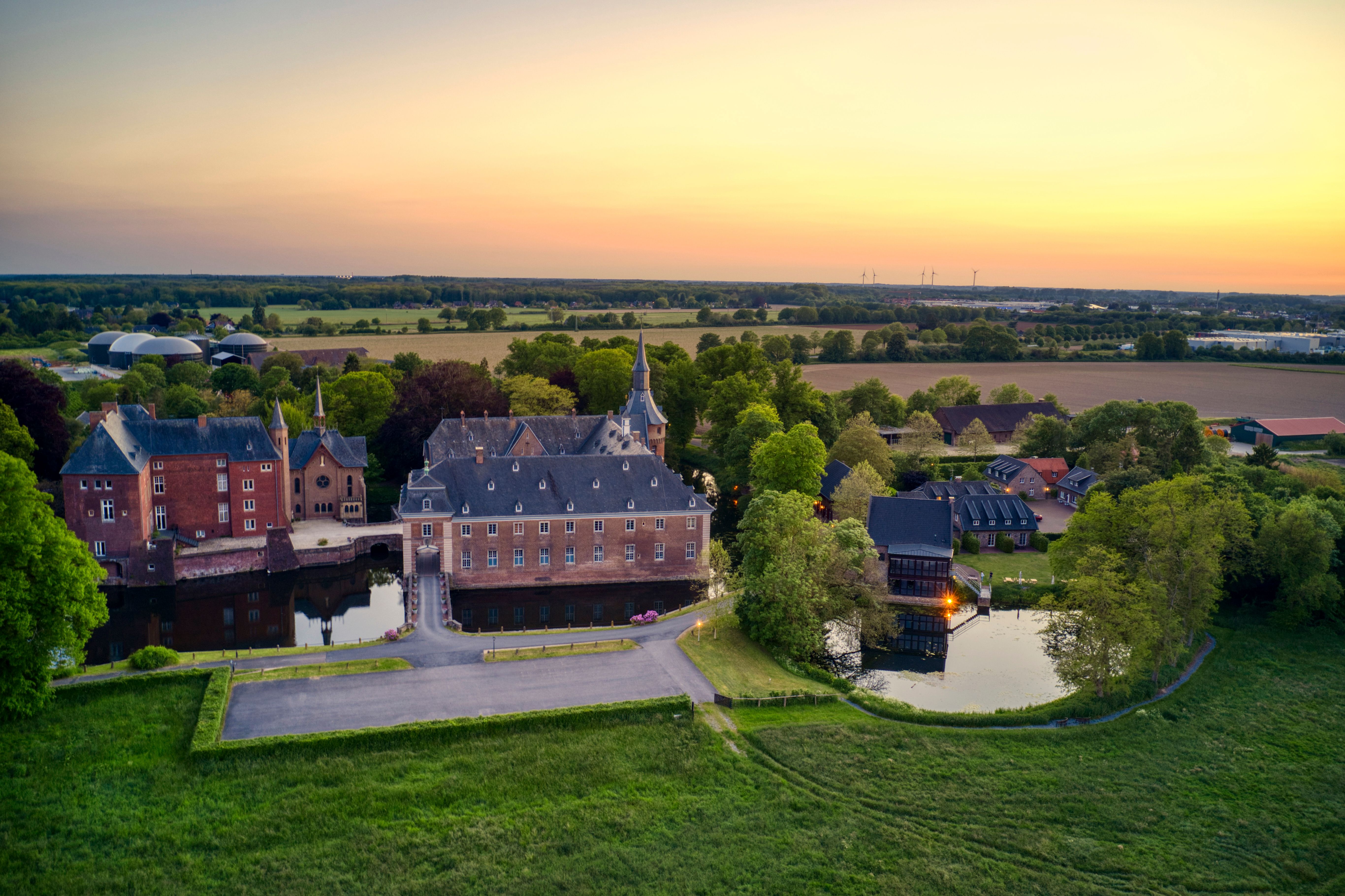 Kasteel Wissen en het park worden verlicht door de avondzon.