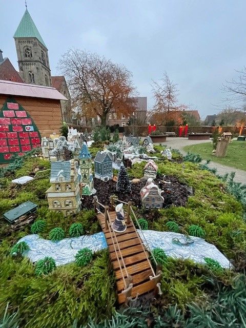 De kerststal tentoonstelling betovert de kersttuin met een feestelijke sfeer.