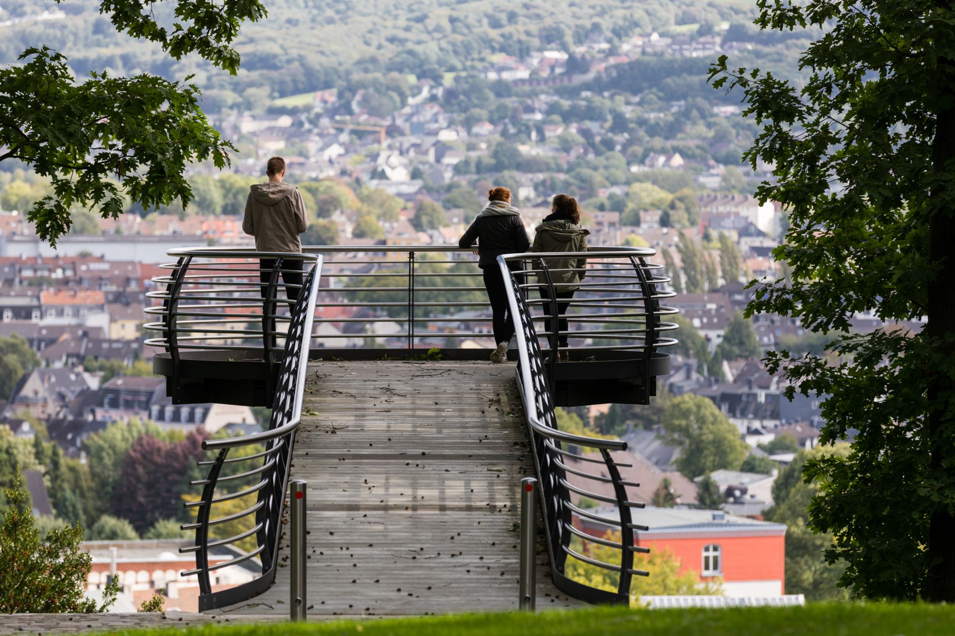 De Skywalk in Nordpark biedt een perfect uitzicht op de Wuppertaler wijken Wichlinghausen, Oberbarmen en Heckinghausen.