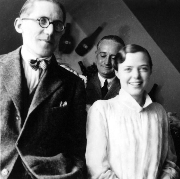 Portret van Charlotte Perriand (r.) met Le Corbusier (l.) en Pierre Jeanneret, 1928