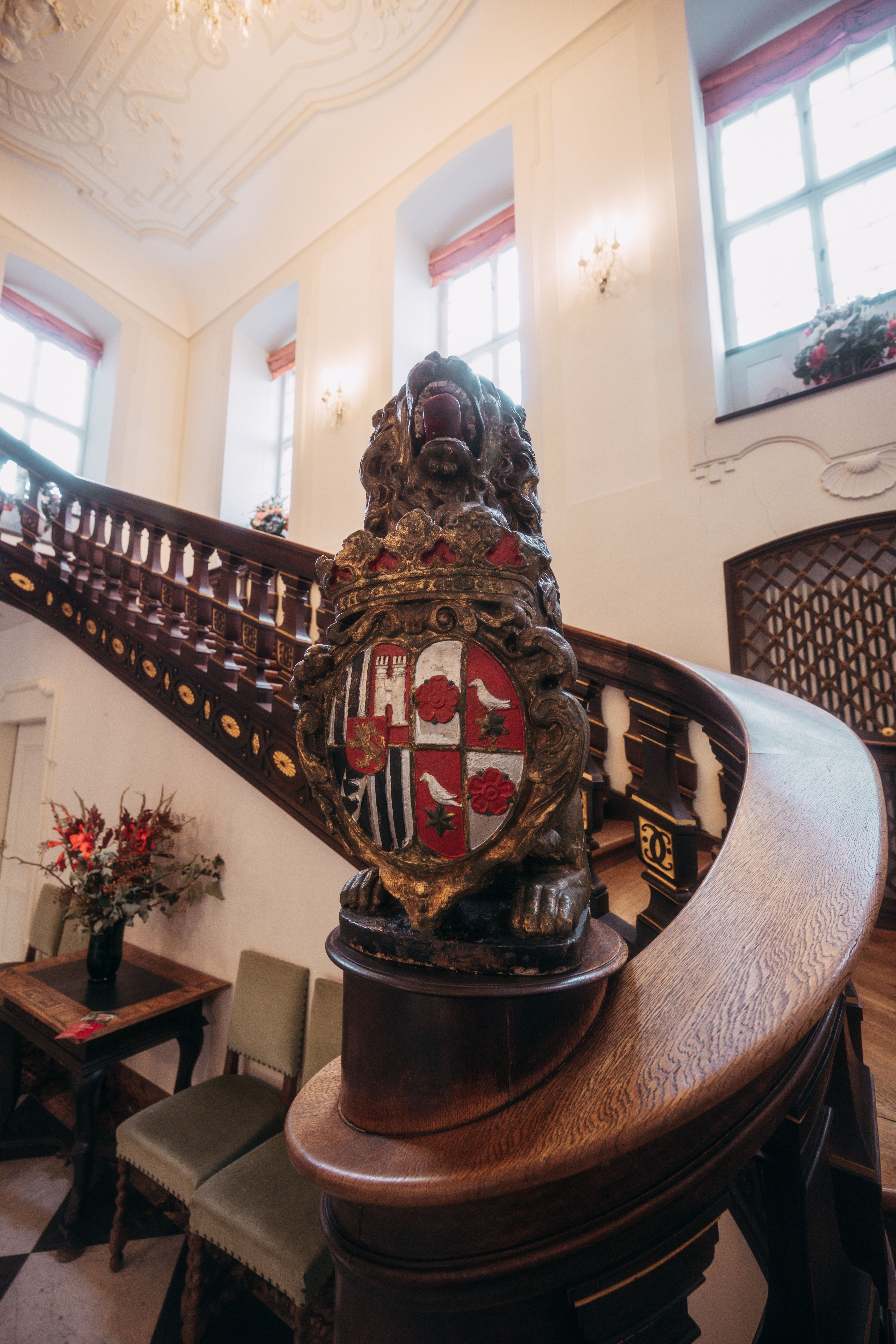 In de trap van kasteel Berleburg leidt een artistiek ontworpen leuning naar boven.