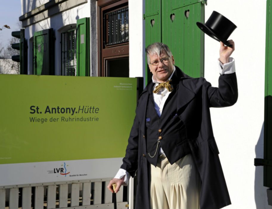 De manager van de St. Antony Hut stelt zich voor aan de gasten