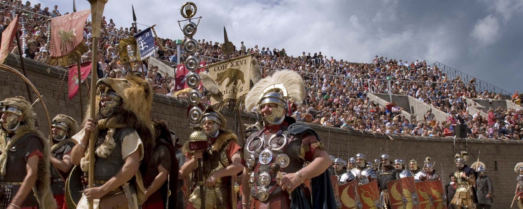 Legionairs en gladiatoren marcheren in één keer de arena binnen, © Axel Thünker DGPh