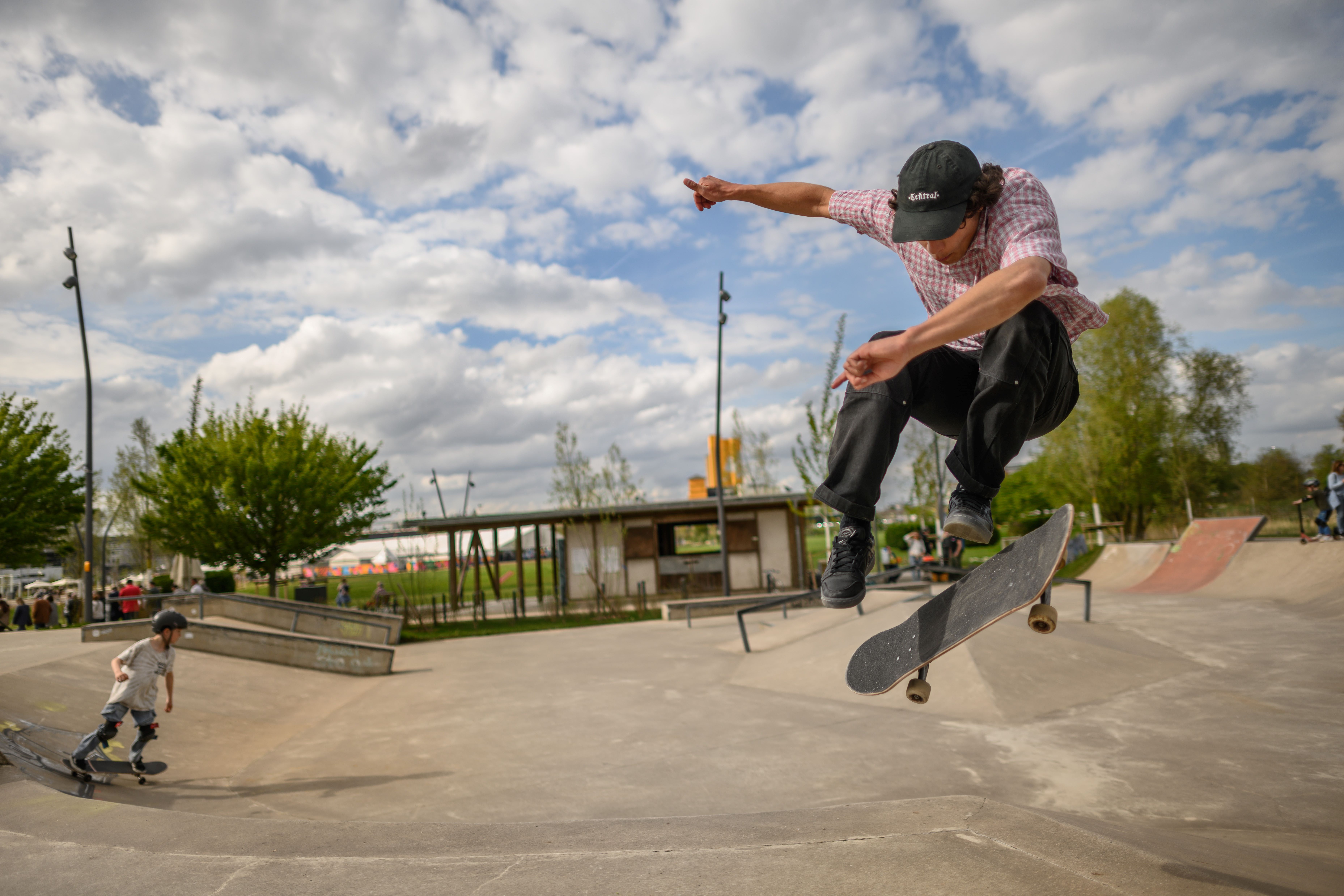 Een skateboarder springt in de lucht op het terrein van de Neuss 2026 State Garden Show.