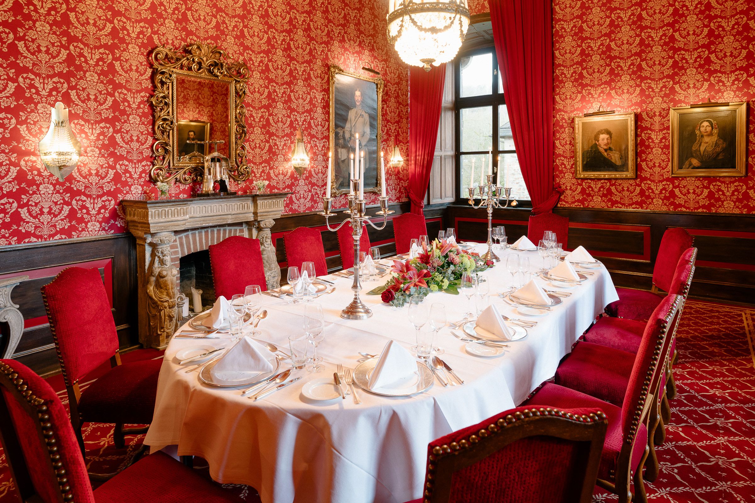 In de restaurants, banketzalen en salons dineren fijnproevers in ruimtes die historische stijlelementen combineren met hedendaagse architecturale kunst.