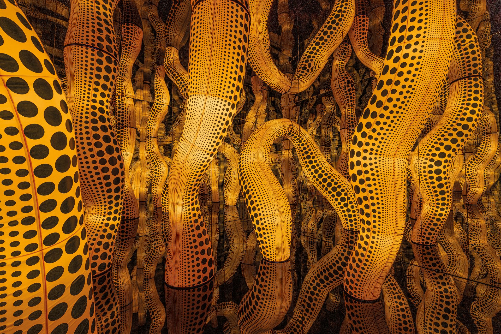 Yayoi Kusama, Infinity Mirrored Room-The Hope of the Polka Dots Buried in Infinity Will, Eternally Cover the Universe, 2025, variabele afmetingen, detail, Courtesy of Ota Fine Arts