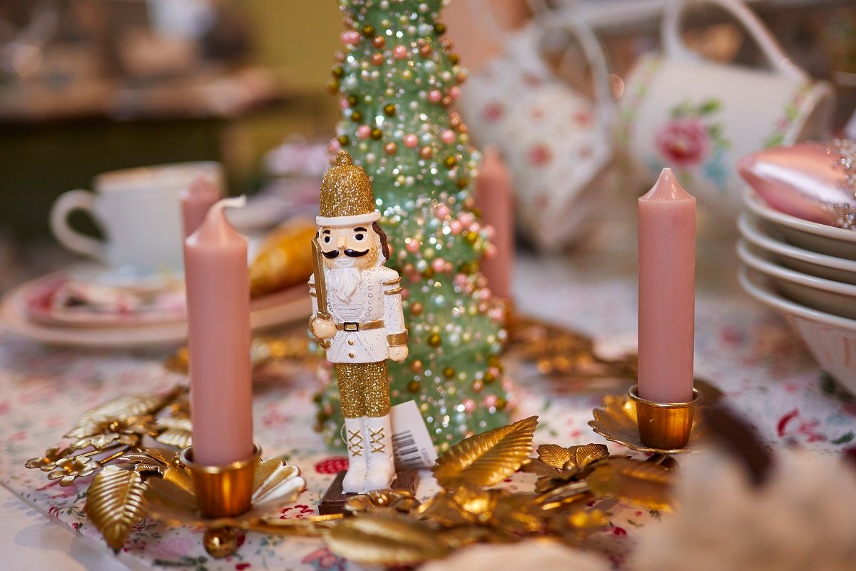 Een adventskrans met kerstversiering.