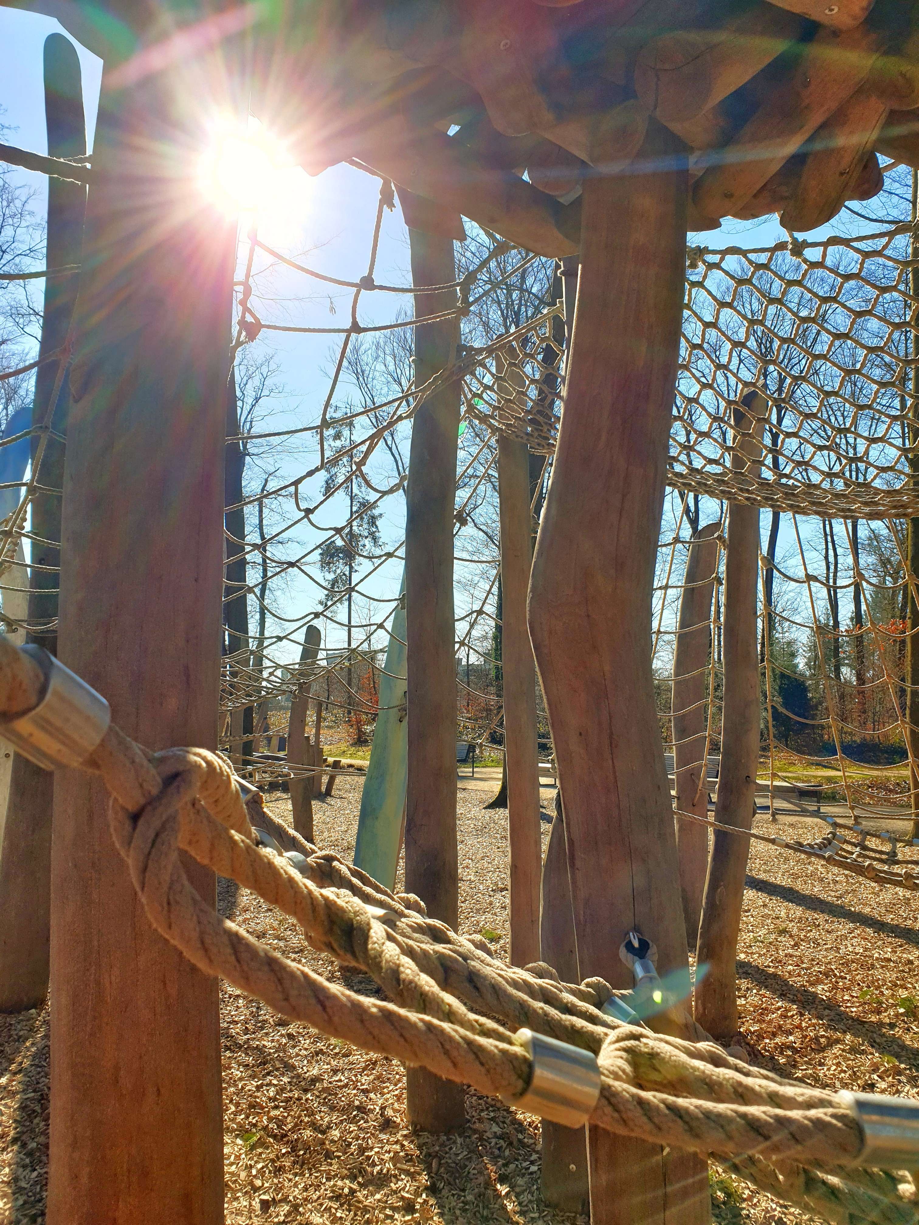 De speeltuin Elfenheim bestaat uit drijvende cocons en netklimgebieden. Het bevindt zich boven het Adlerwiese bospodium in het Lippspringe Garden Show Park.