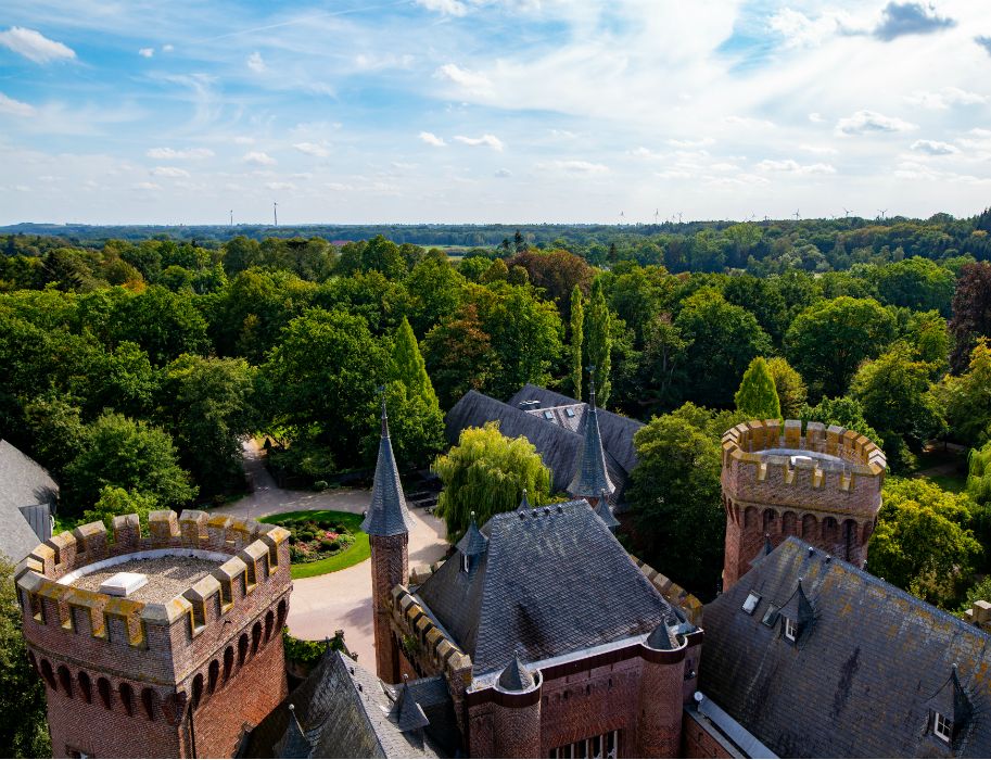 Luchtfoto van Museum Schloss Moyland, met het landschap van de Nederrijn op de achtergrond