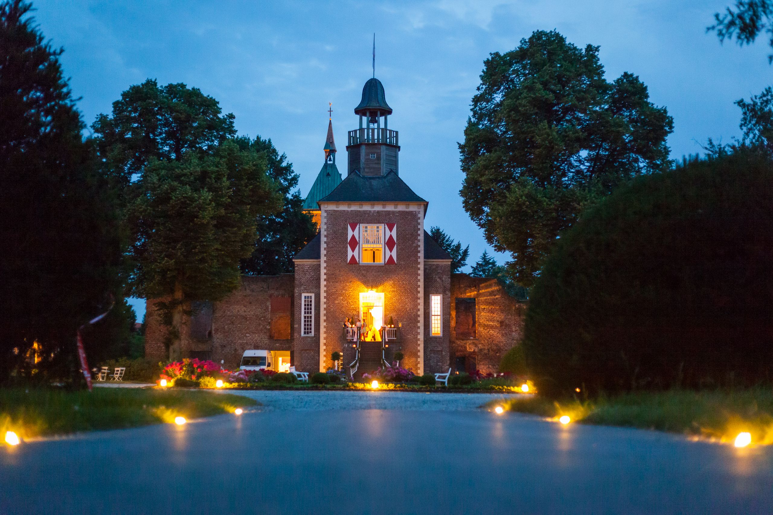 Het monumentale gebouwenensemble van kasteel Hertefeld schittert 's avonds in de schijnwerpers