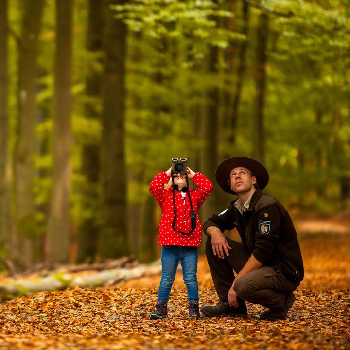 Nationaal Park Eifel, kind kijkt door verrekijker met boswachter , © Tourismus NRW e.V.