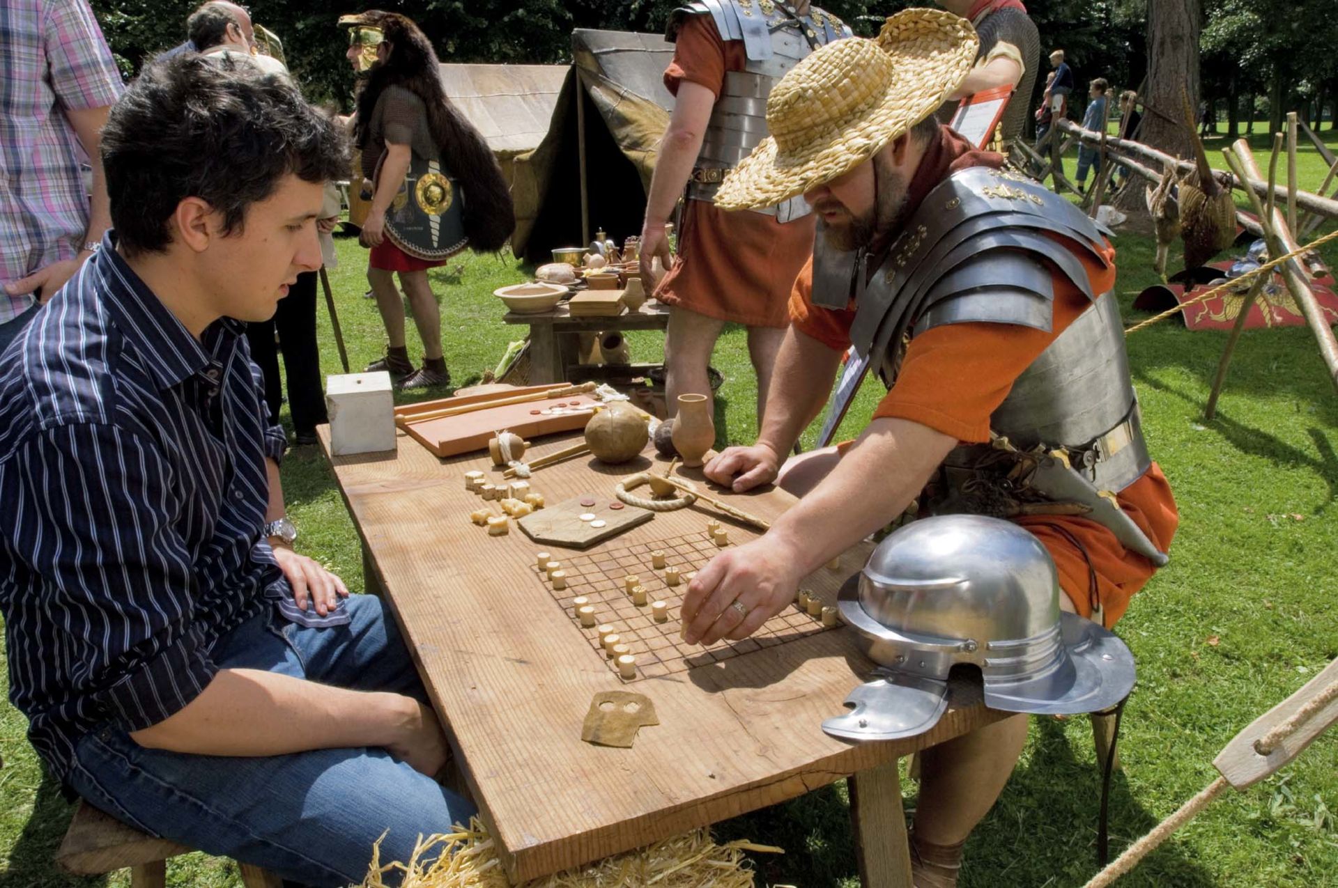 De traditionele spelletjes zorgen voor vermaak tussen de optredens door