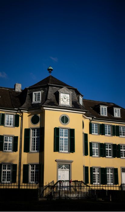 Het landhuis Cromford staat direct naast de fabriek. Het is gebouwd in de stijl van een adellijk lustslot uit de late barok