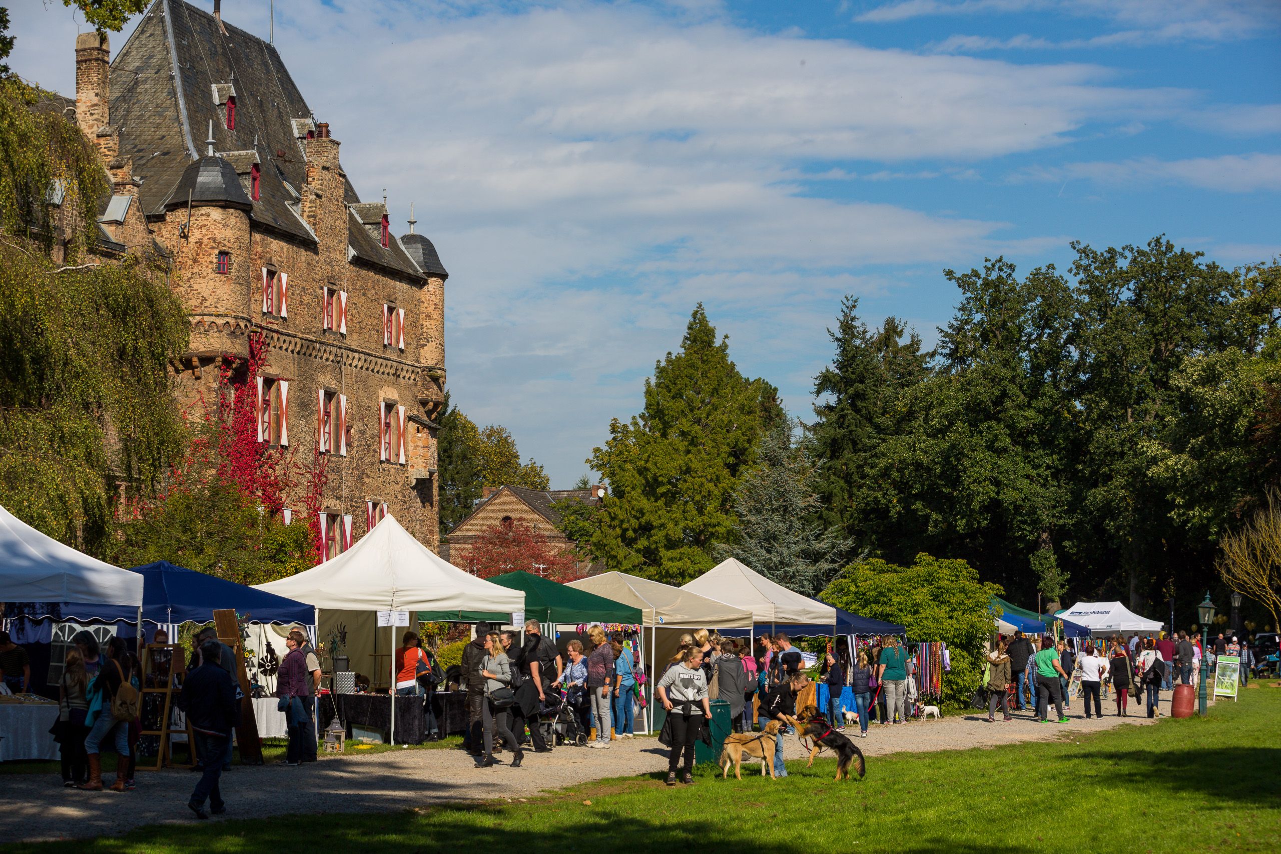 Op de herfstmarkt voor het kasteel van Satzvey staan tenten opgesteld.