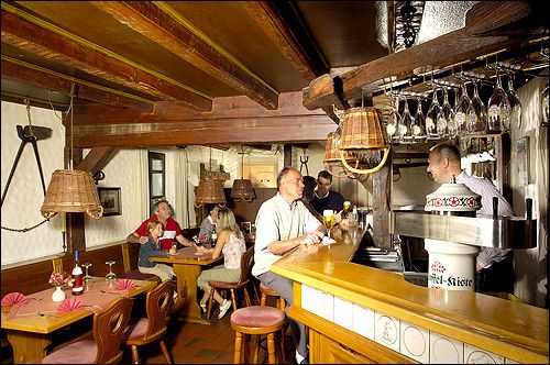 Als je wilt, kun je ook plaatsnemen aan de balie in het aardappelkistje