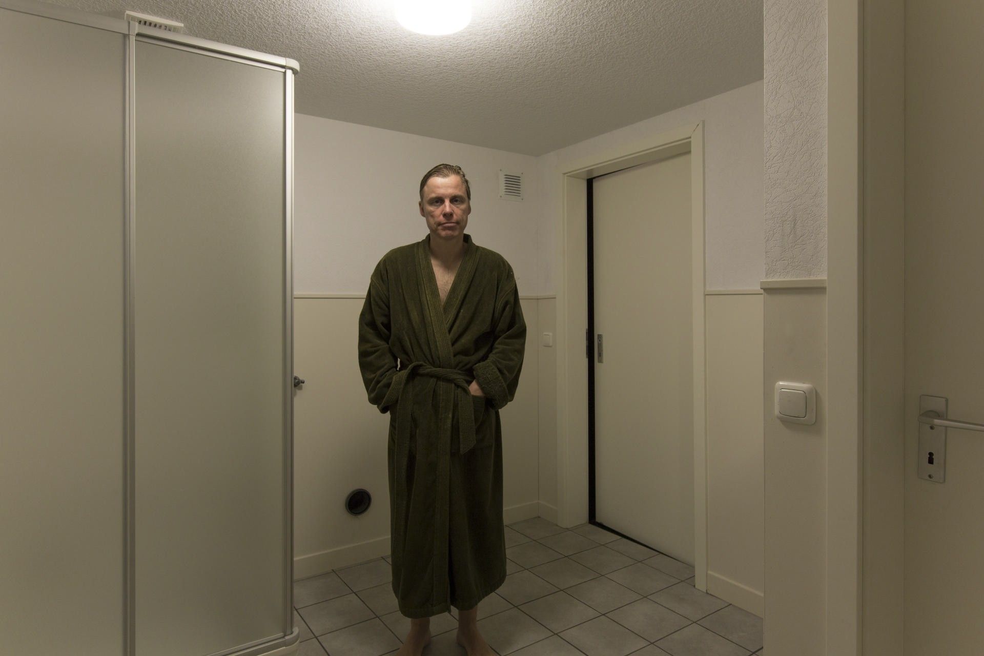 Zelfportret in de beklemmende sfeer van een steriele badkamer uit het project „Neuburgerstraße 21” in een oude industriële hal van het Schauspiel Köln