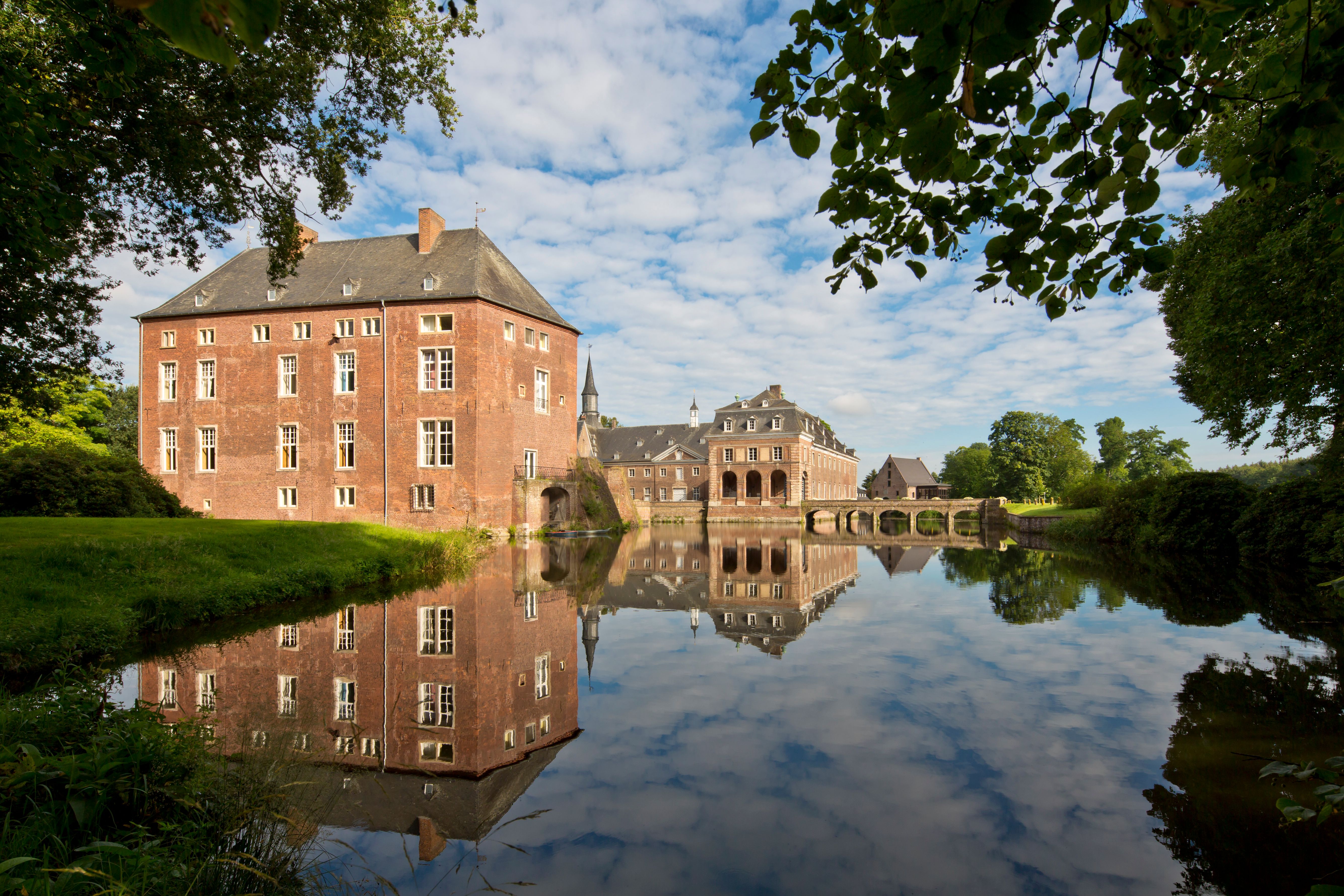 Kasteel Wissen aan de Nederrijn ligt aan de oever van de rivier de Niers.