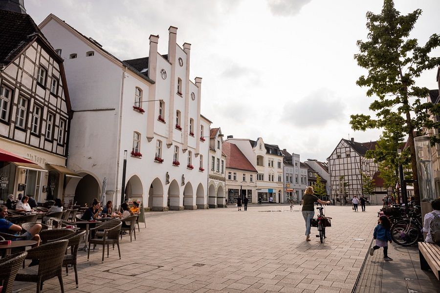 Stadsplein in Beckum met historische vakwerkhuizen.