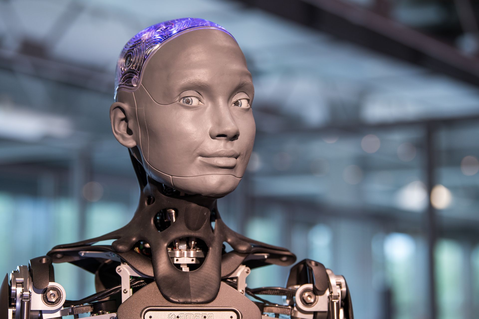Ameca is een humanoïde robot die indruk maakt met zijn gezichtsuitdrukkingen, gebaren en complexe communicatie
