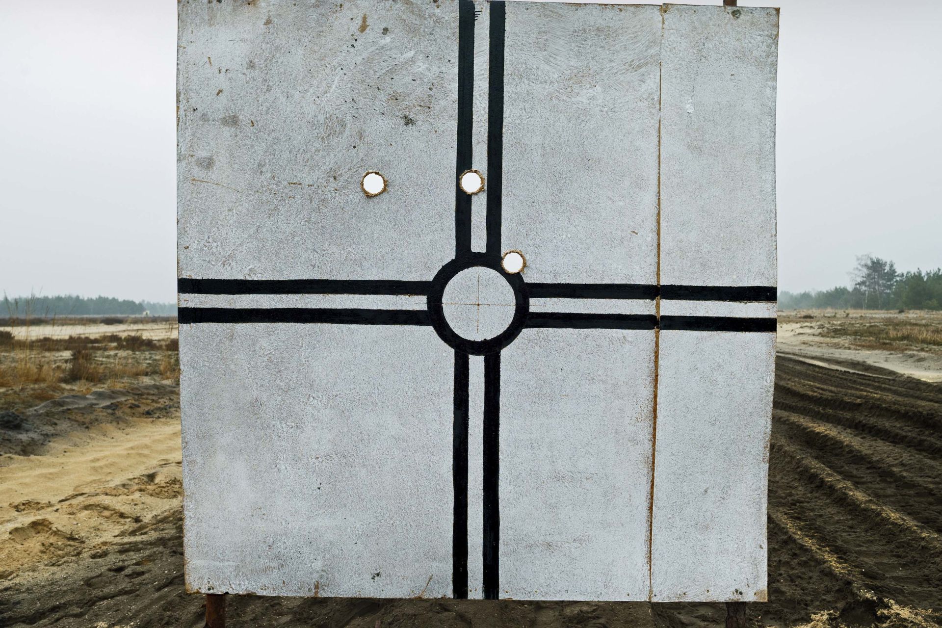 Met het dradenkruis verbindt Herlinde Koelbl haar persoonlijke ervaringen met haar eerdere fotografische verkenning van militaire schietdoelen