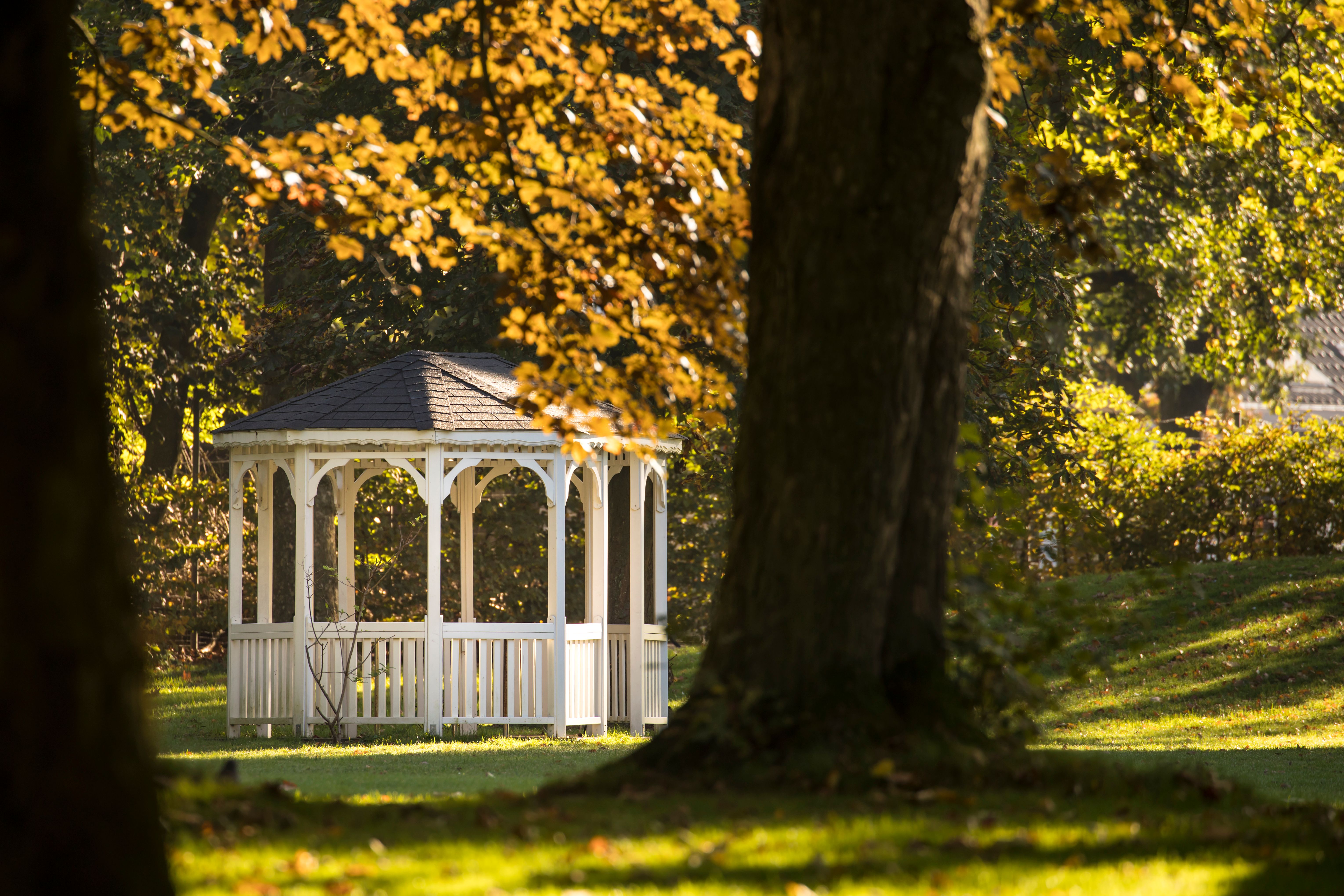 Gasten vinden een wit paviljoen in het park van kasteel Hertefeld