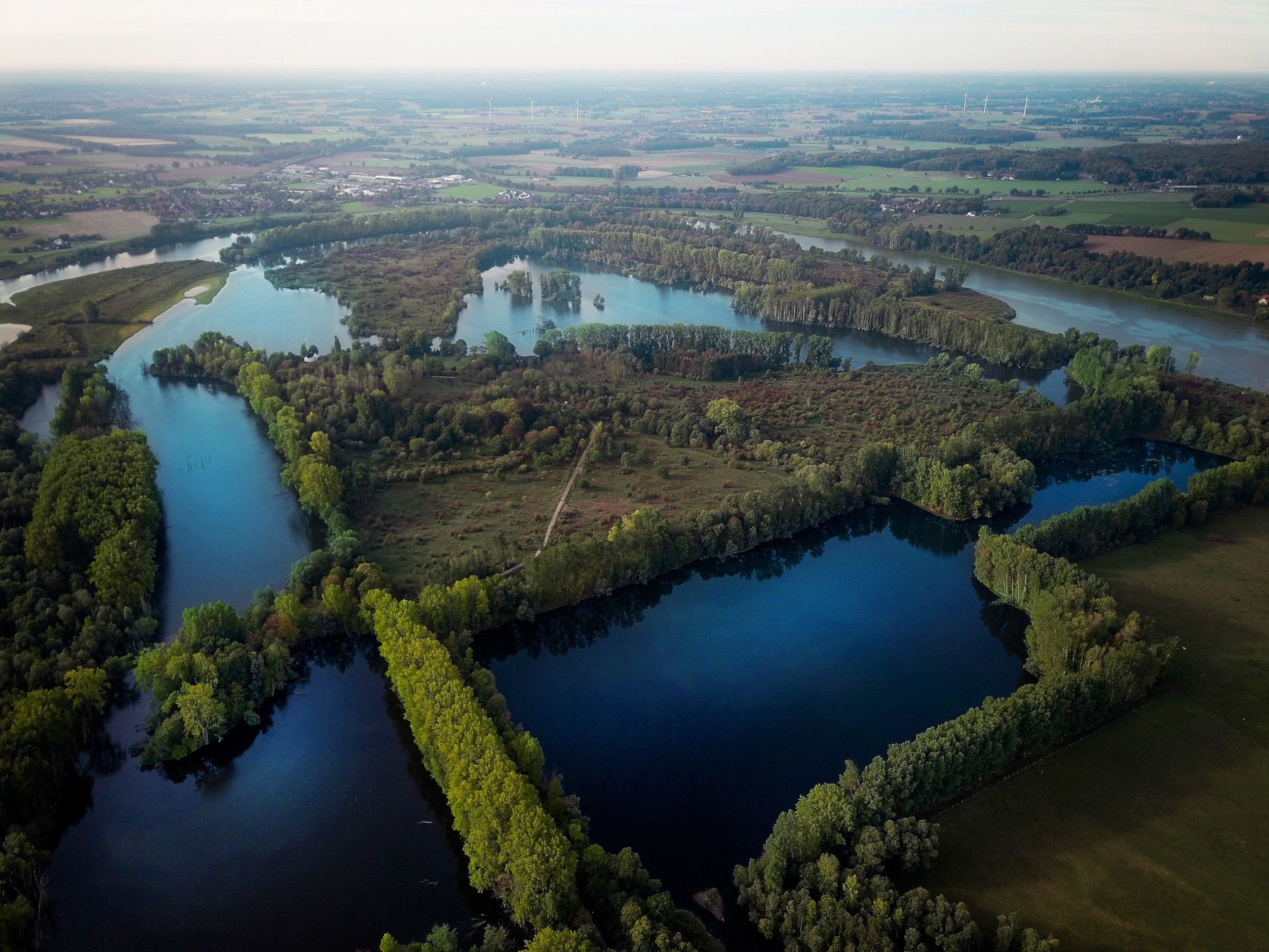 Vogelperspectief van het natuurreservaat Bislicher Insel aan de Nederrijn
