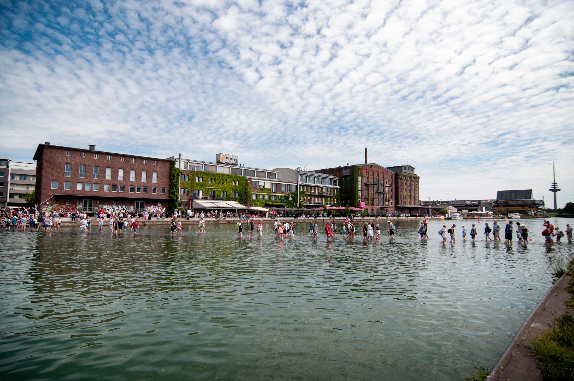 De installatie "on Water" van kunstenaar Ayse Erkmen verbond de twee oevers van de stadshaven van Münster voor de Skulptur Projekte 2017.