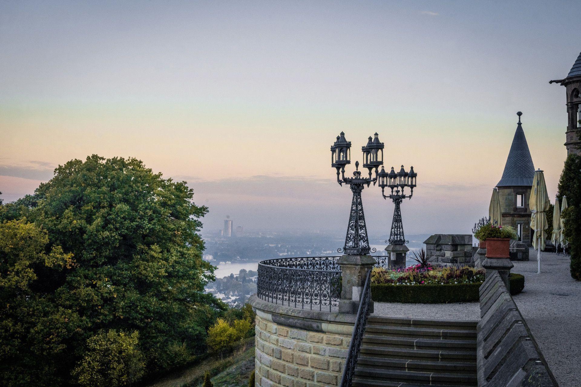 Terras van kasteel Drachenburg met de Rijn en Bonn op de achtergrond