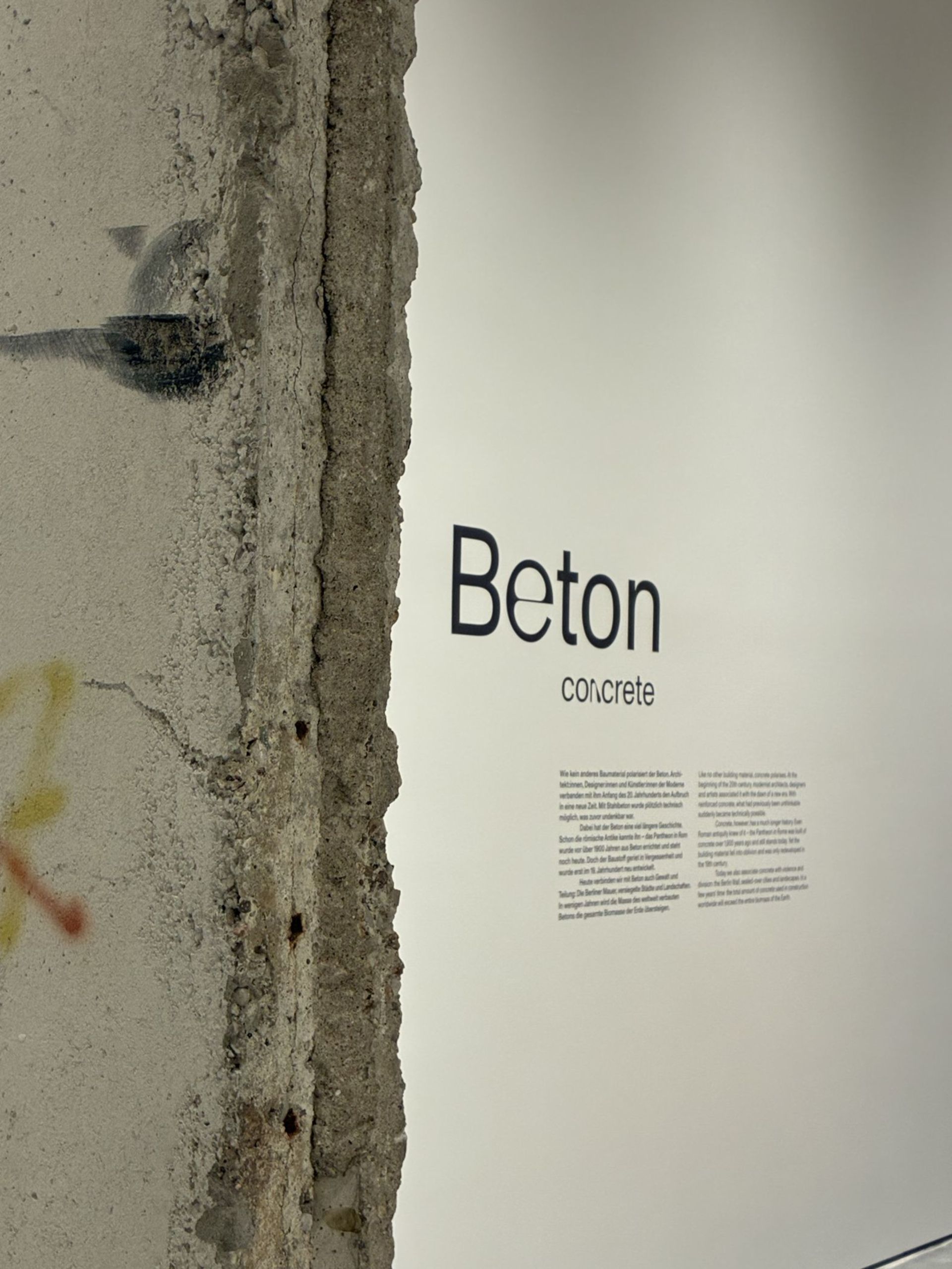 Onder het overkoepelende thema „Beton“ is bijvoorbeeld een stuk van de Berlijnse Muur te zien. Het gaat om segment nr. 297 uit het gedeelte tussen de Reichstag en de Brandenburger Tor, waarop een kunstwerk van de Franse kunstenaar Thierry Noir te zien is