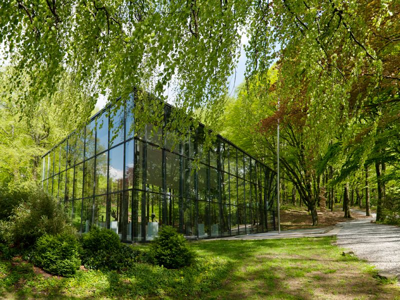 Een van de paviljoens voor tijdelijke tentoonstellingen van internationale kunstenaars in het Waldfrieden Sculpturenpark in Wuppertal