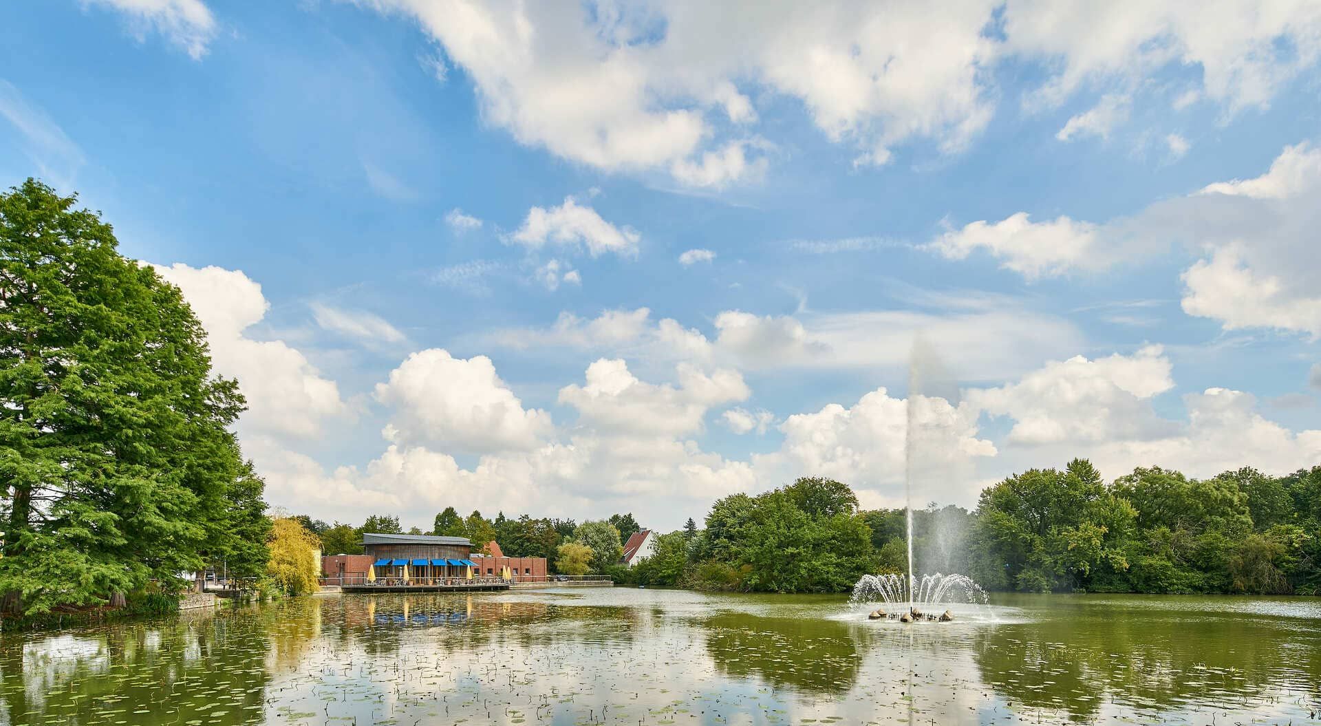 De Mühlensee ligt in het centrum van het Vier-Jahreszeiten-Park Oelde. Ontspanning is gegarandeerd tijdens een wandeling rond het water