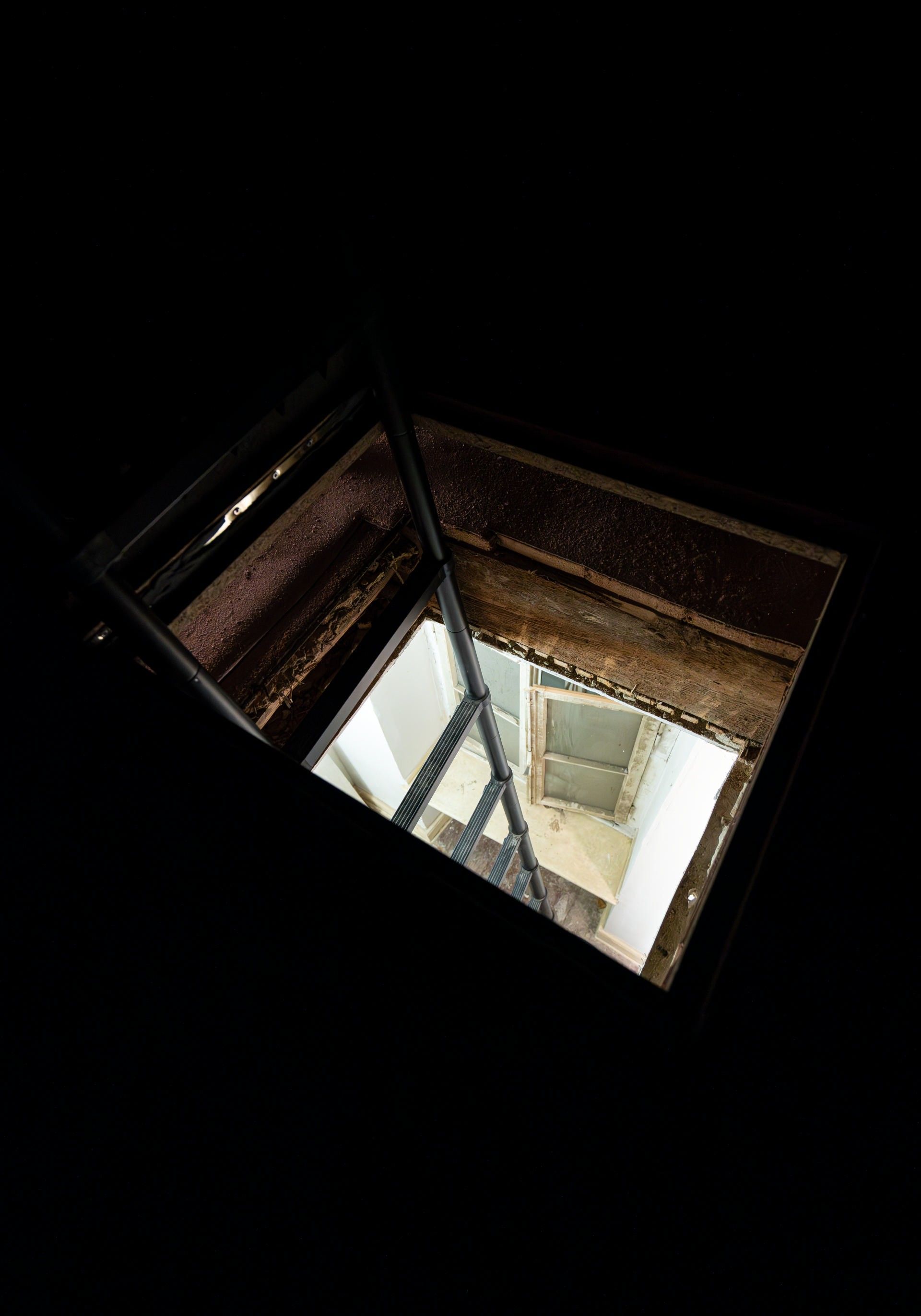 Uitzicht door een vloerluik in het oorspronkelijke huis in Mönchengladbach-Rheydt