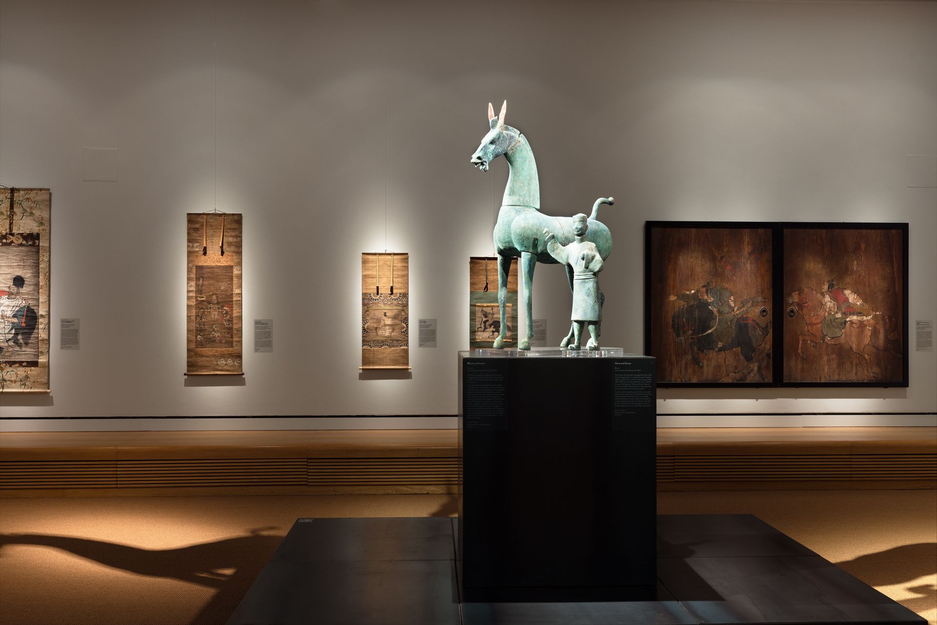Het gepatineerde bronzen paard met ruiter maakte deel uit van de speciale tentoonstelling „Het Maanjaar van het Paard“ van het Museum voor Oost-Aziatische Kunst