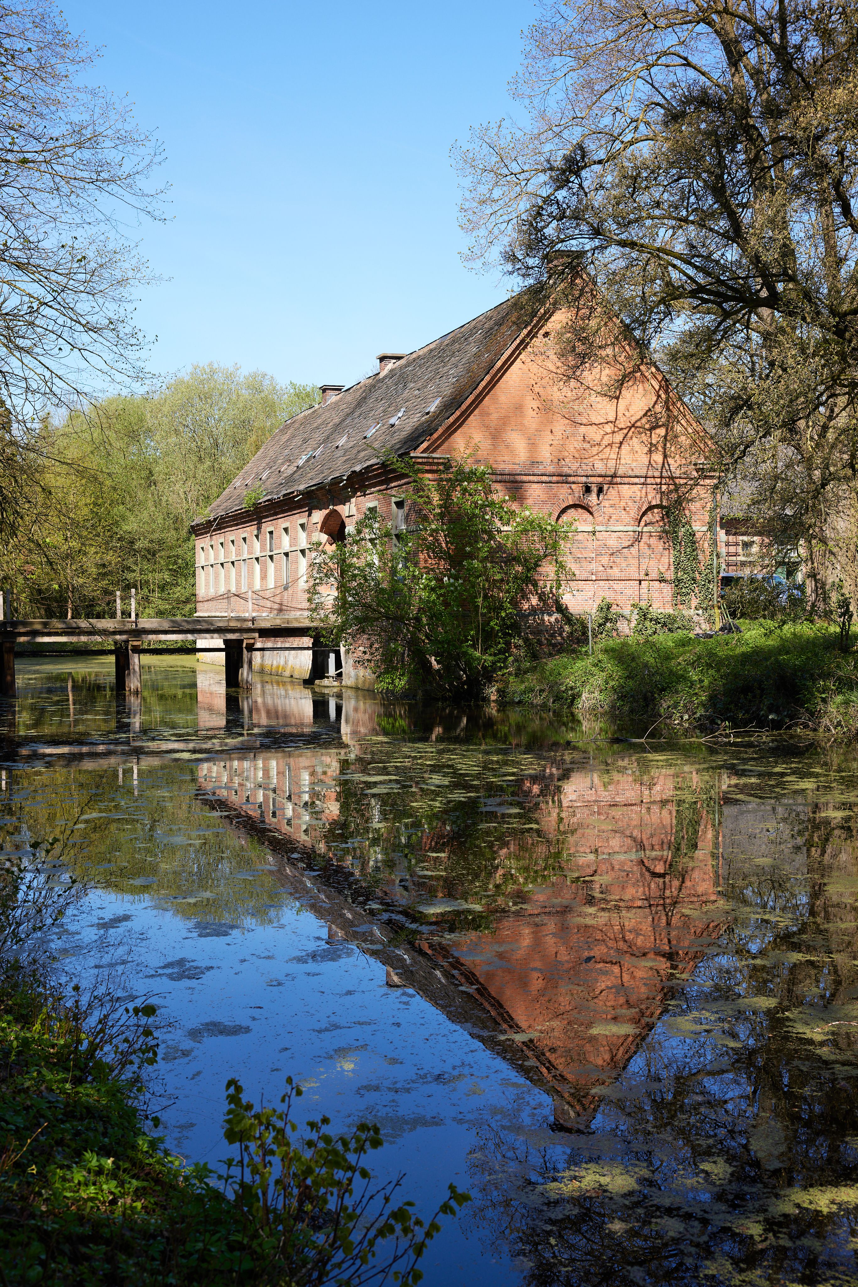 Het renaissancekasteel Assen in het Lippetal is omgeven door bomen en een slotgracht