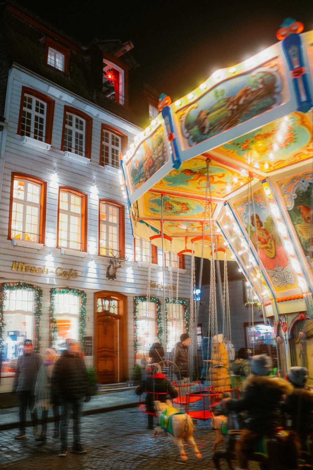 Monschau kerstmarkt Hirschcafé en draaimolen