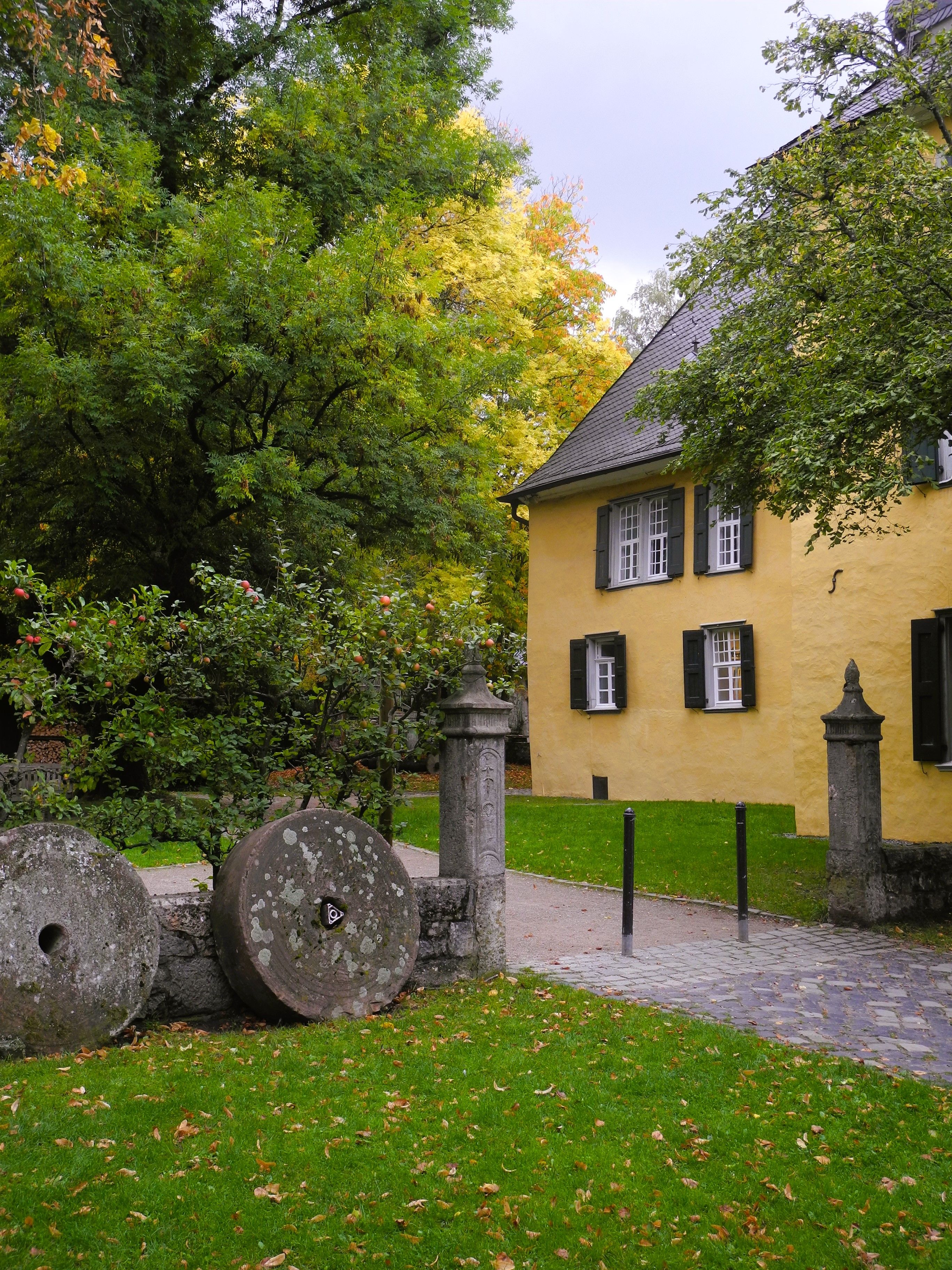 Paden op het kasteelterrein verbinden het hoofdhuis, de schuur, het ateliergebouw, de stal, het dienstbodenhuis, de molentoren en een vakwerkhuis