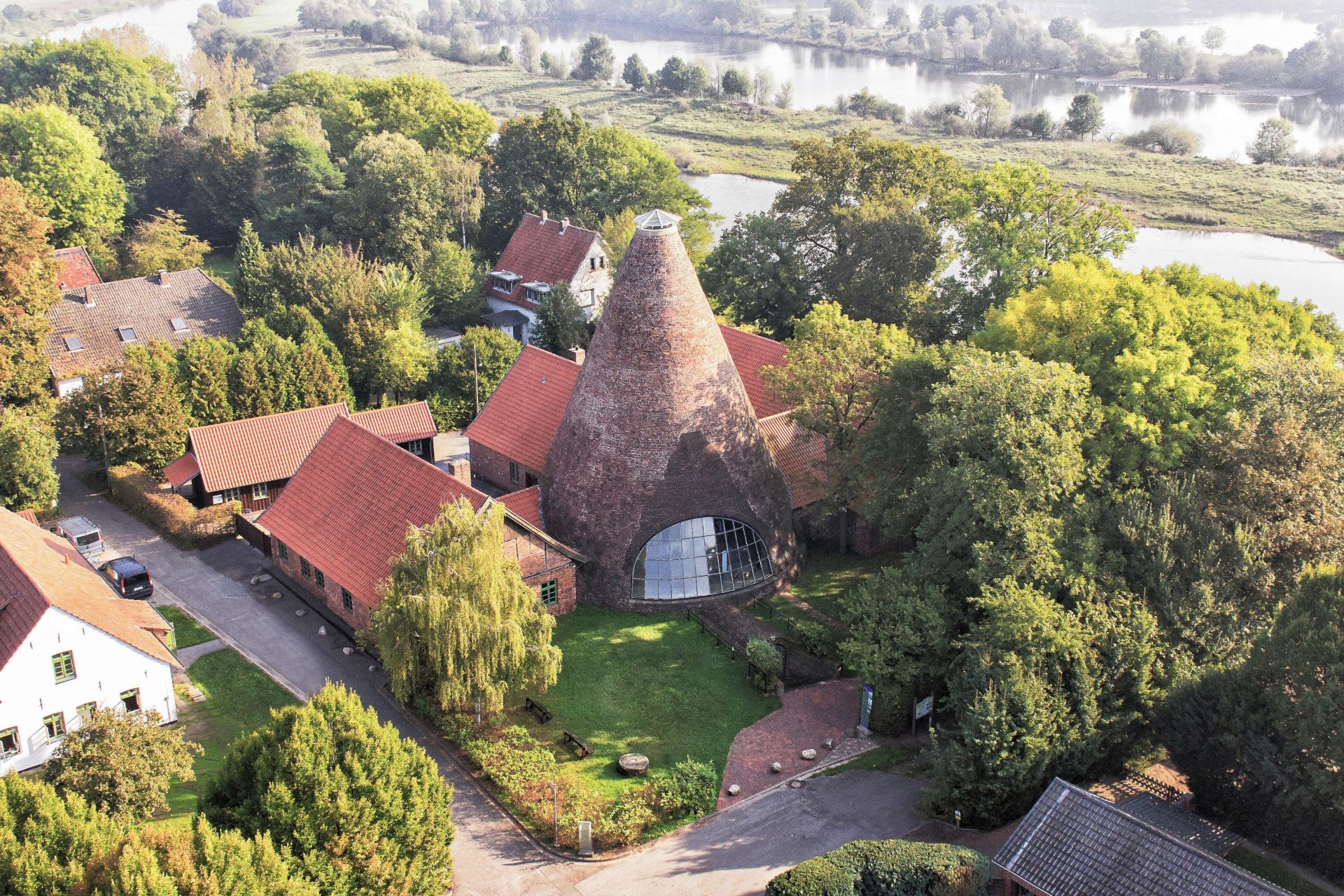 De toren van de glasblazerij uit 1826 is het herkenningspunt van Gernheim