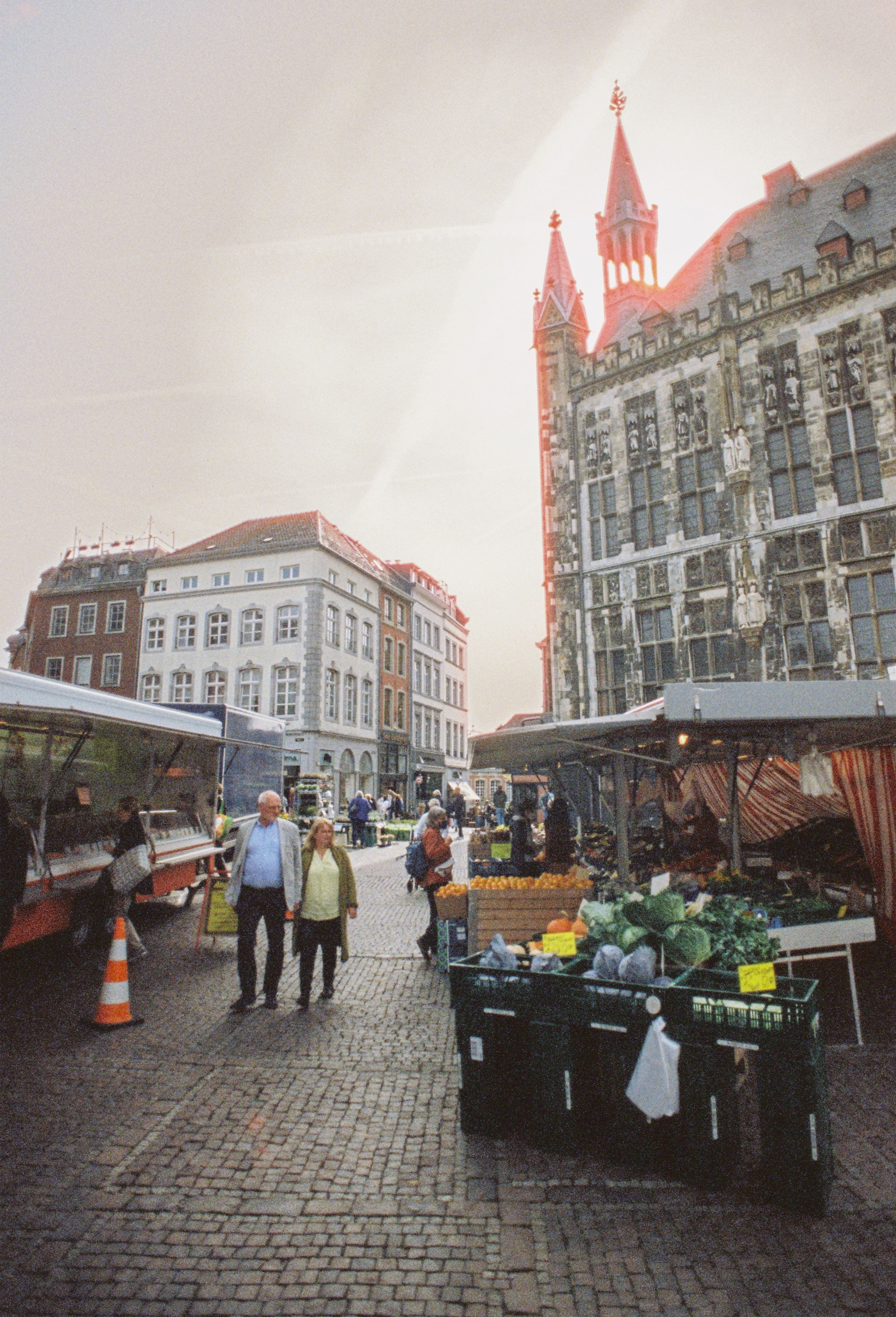 Wekelijkse markt bij het stadhuis van Aken